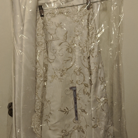 Wedding Dress with train,shoes,boquet - Picture 4 of 4